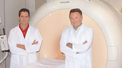 Dr. Gracián García-Martí, especialista de la Unidad de Ingeniería Biomédica del Hospital Quirónsalud Valencia y al Dr. Luís Martí Bonmatí, jefe del Servicio de Radiología del Hospital Quirónsalud Valencia