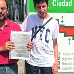 Alejandro (drcha) acudió a los tribunales junto a su abogado para presentar su denuncia.