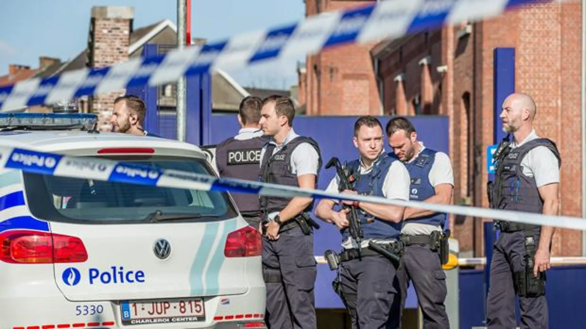 Tres ladrones armados con fusiles obligan a evacuar un centro comercial belga