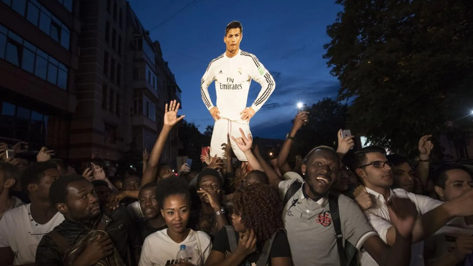 Aficionados del Real Madrid esperan la llegada de los jugadores del equipo al Opera Hotel en el centro de Kiev (Ucrania)