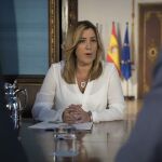 La presidenta andaluza, Susana Díaz, durante la reunión mantenida hoy en el palacio de San Telmo en Sevilla con los representantes del comité autonómico de la Cruz Roja española.