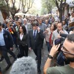 Carles Puigdemont , acompañado por su esposa, Marcela Topor , pasea por el centro de Girona el pasado 28 de octubre