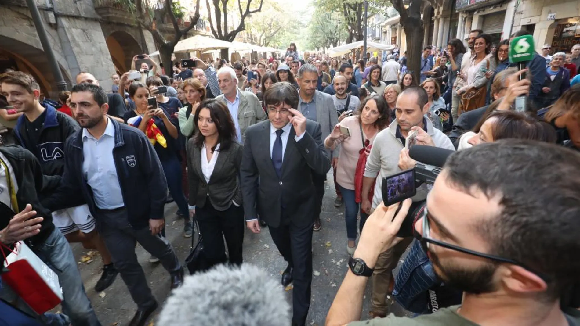 Carles Puigdemont , acompañado por su esposa, Marcela Topor , pasea por el centro de Girona el pasado 28 de octubre