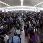 Largas colas para acceder al control de seguridad del Aeropuerto de Barcelona-El Prat