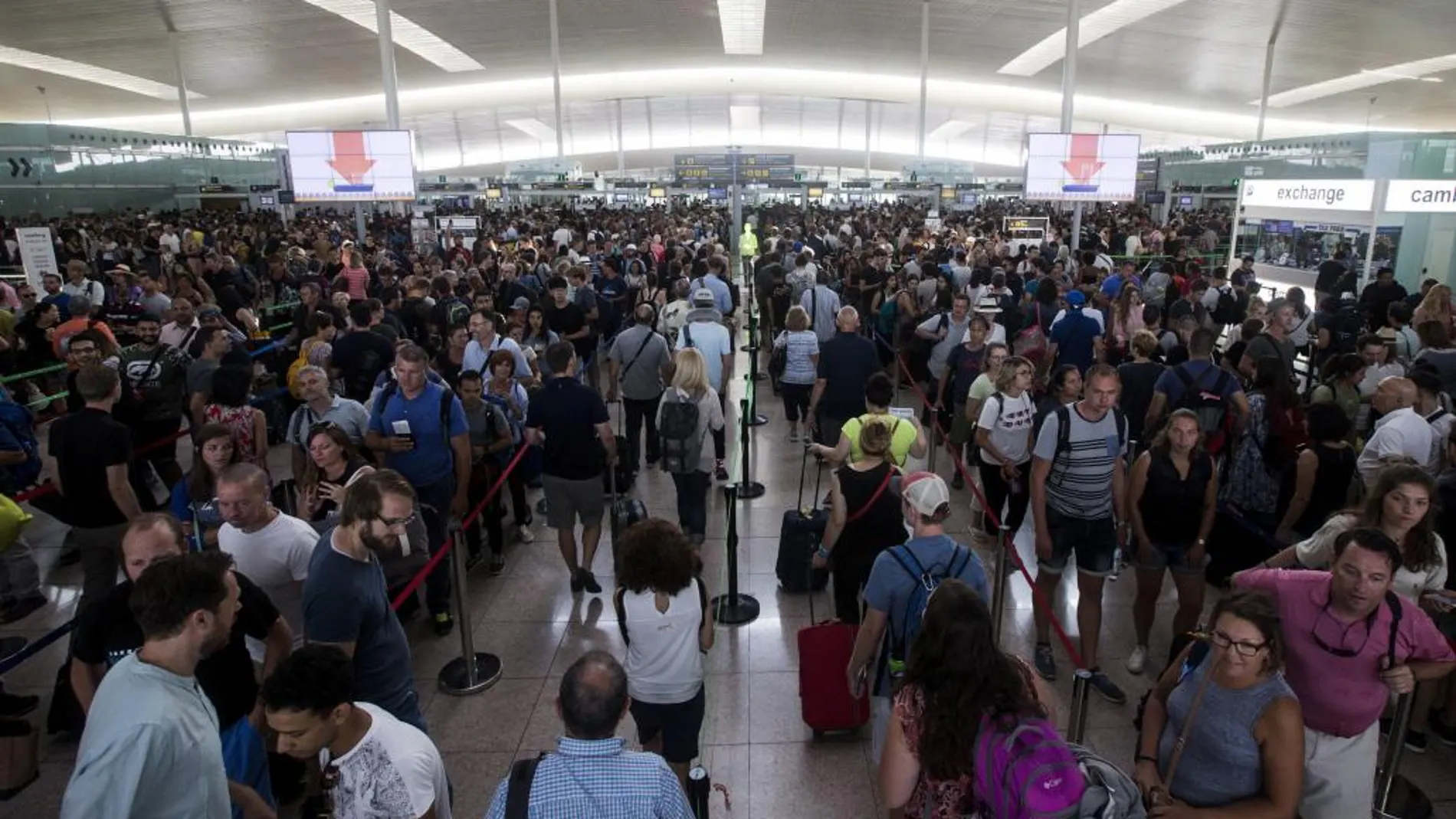 Largas colas para acceder al control de seguridad del Aeropuerto de Barcelona-El Prat