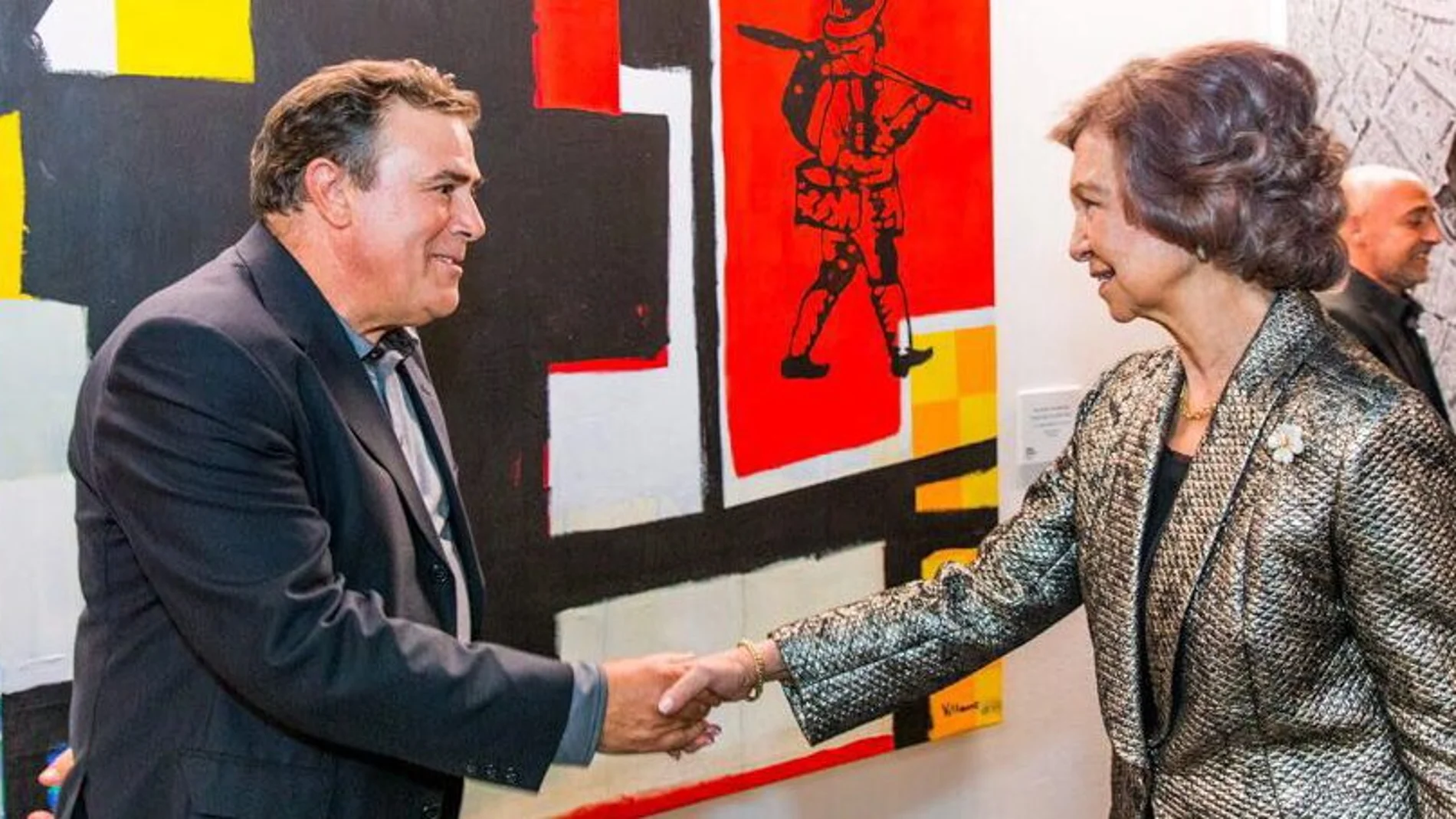 La Reina Sofía saluda al premiado