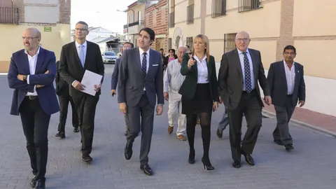 En la imagen, el consejero Juan Carlos Suárez-Quiñones, y el presidente de la Diputación de Valladolid, Jesús Julio Carnero, entre otras autoridades