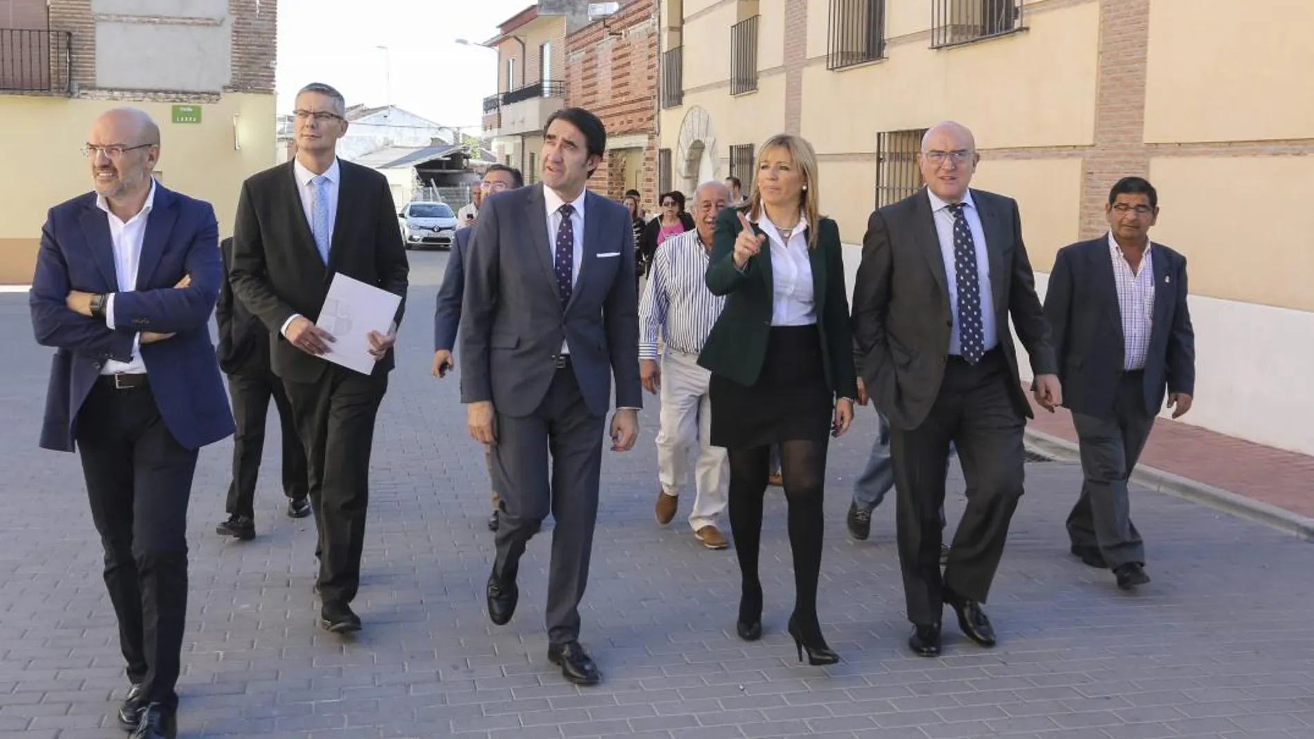 En la imagen, el consejero Juan Carlos Suárez-Quiñones, y el presidente de la Diputación de Valladolid, Jesús Julio Carnero, entre otras autoridades