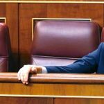 El portavoz popular en el Congreso, Rafael Hernando, ayer, en su escaño del Congreso junto a José Antonio Bermúdez de Castro