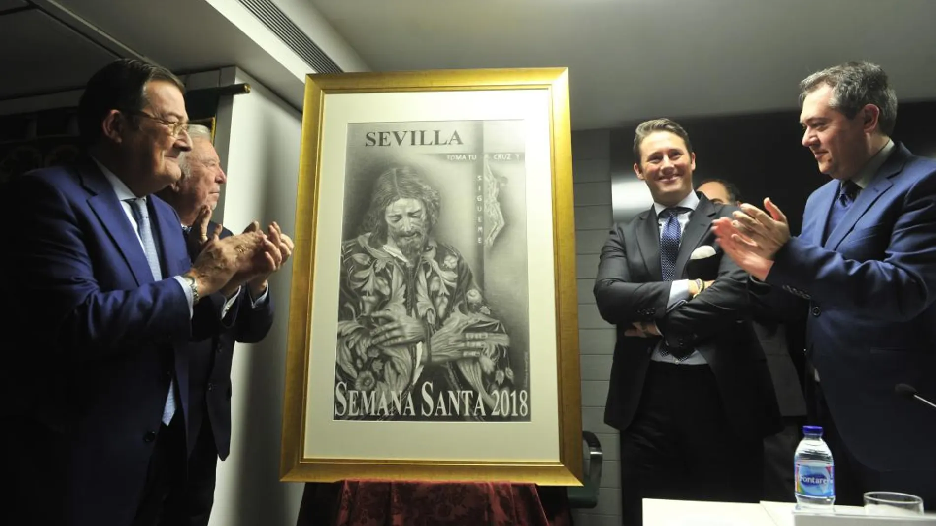 Un momento de la presentación ayer del cartel de la Semana Santa de Sevilla, obra de Pepillo Gutiérrez Aragón
