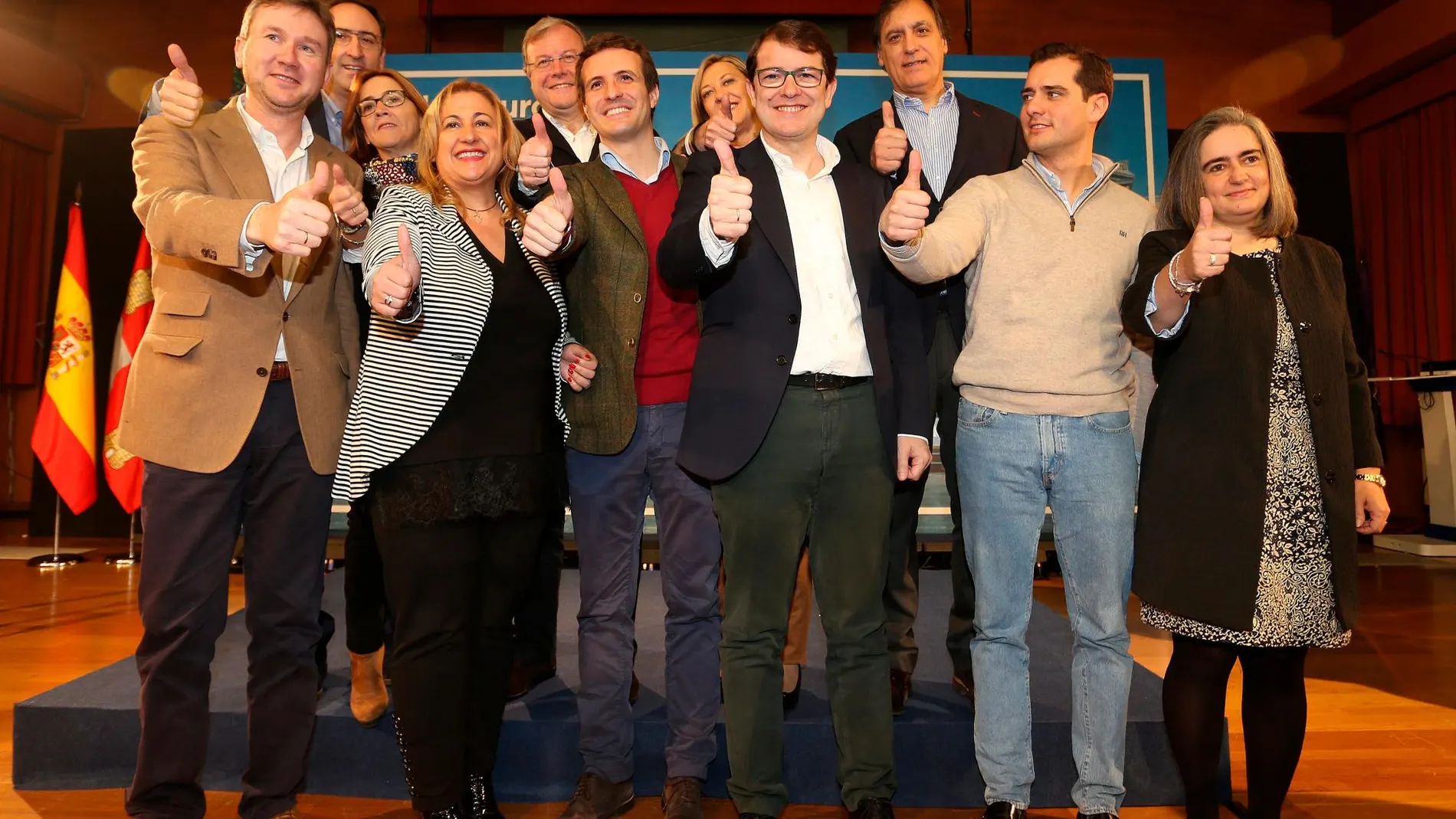 El presidente del Partido Popular, Pablo Casado, y el candidato a la Presidencia de la Junta de Castilla y León, Alfonso Fernández Mañueco, junto a los candidatos a las alcaldías