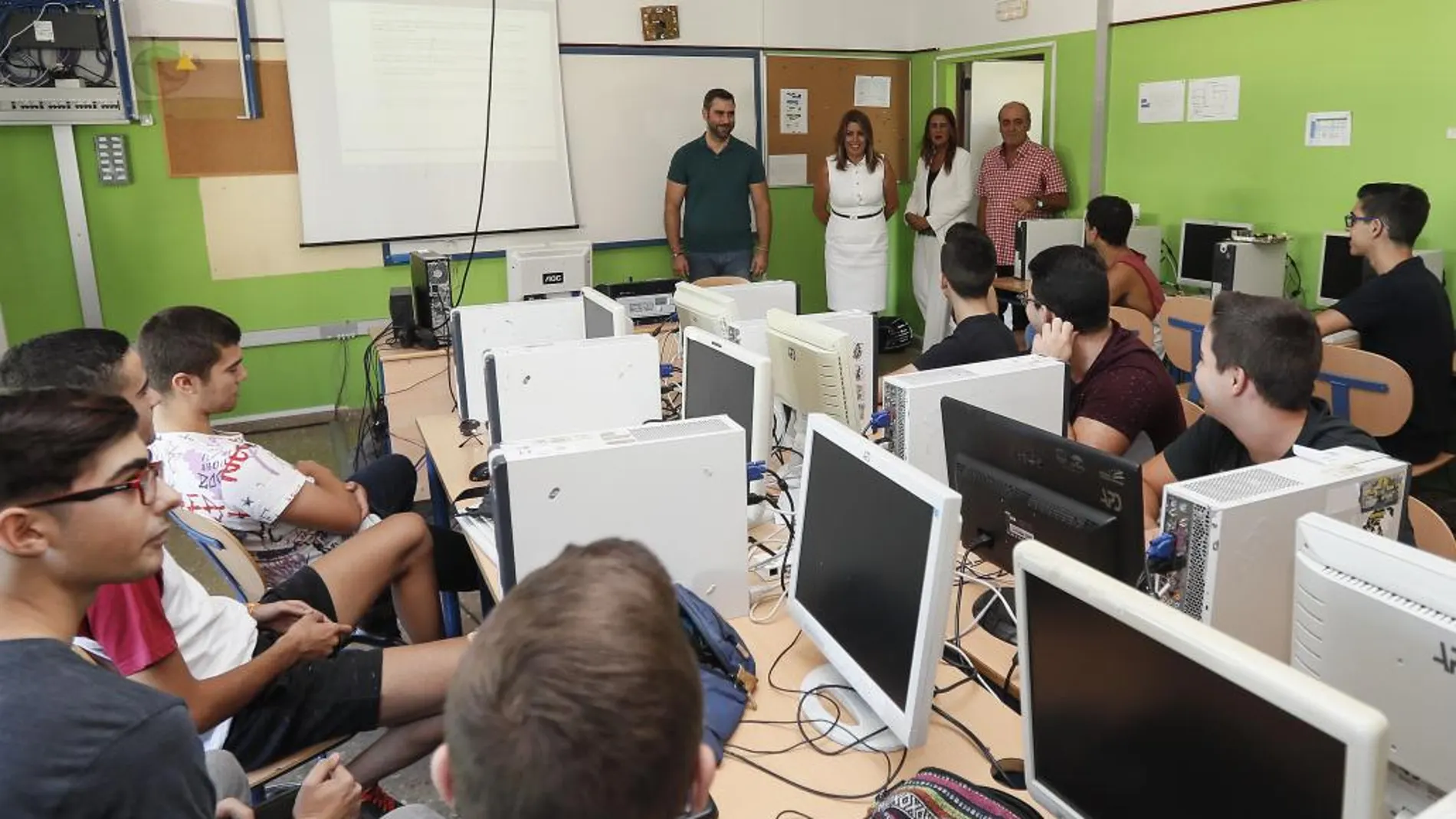 Susana Díaz y la consejera de Educación, Sonia Gaya, visitan un centro educativo coincidiendo con el inicio del curso escolar