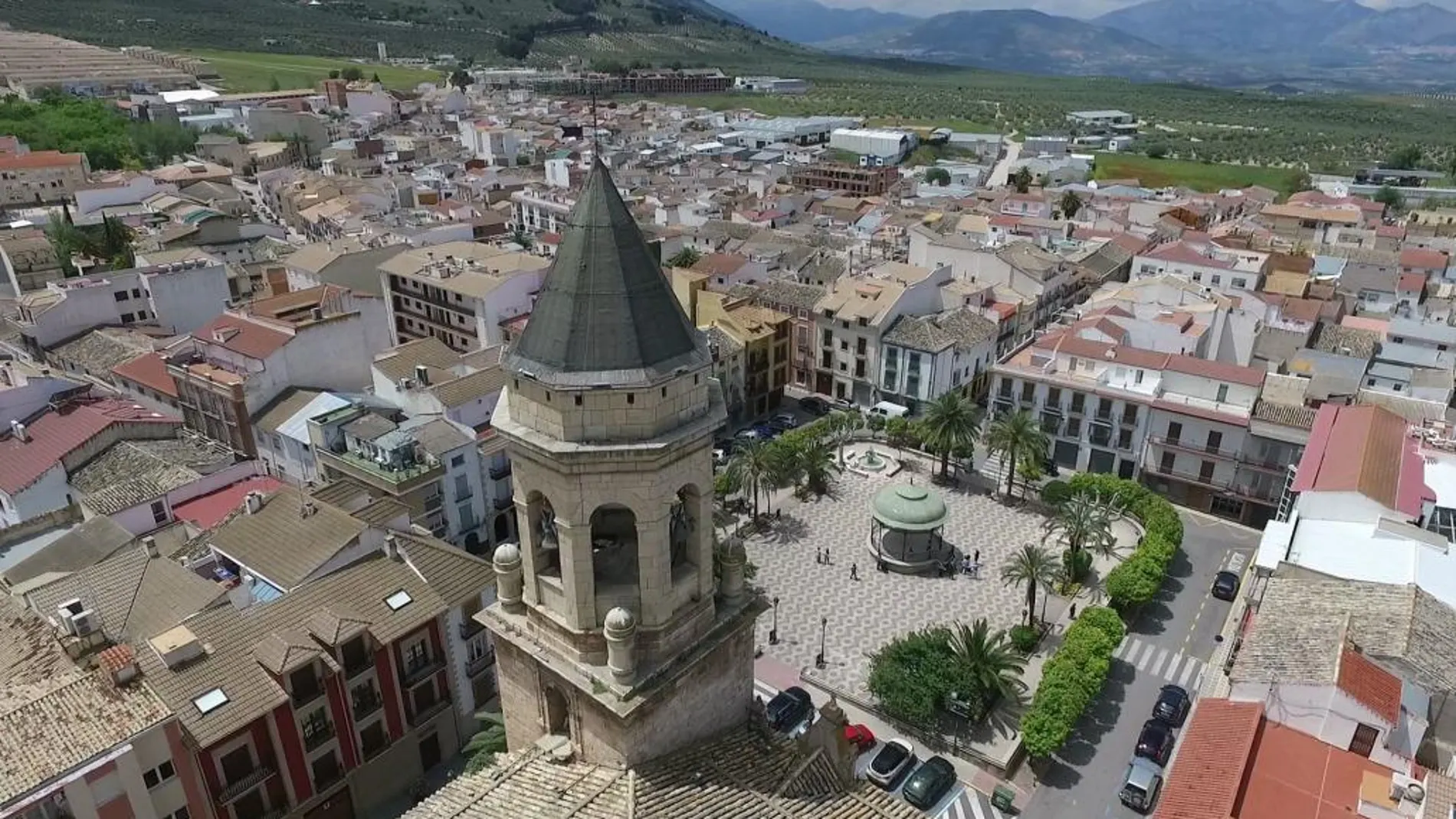 Vista panorámica de Mancha Real, con su Iglesia en primer término