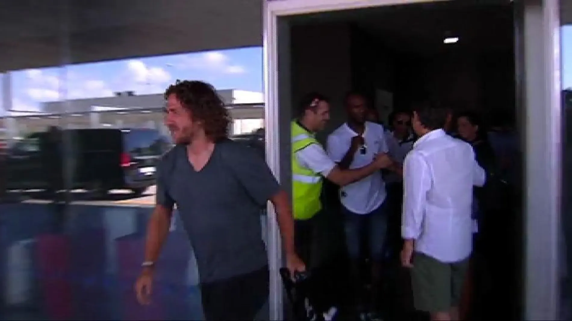 Carles Puyol en el aeropuerto a su llegada de Turquía