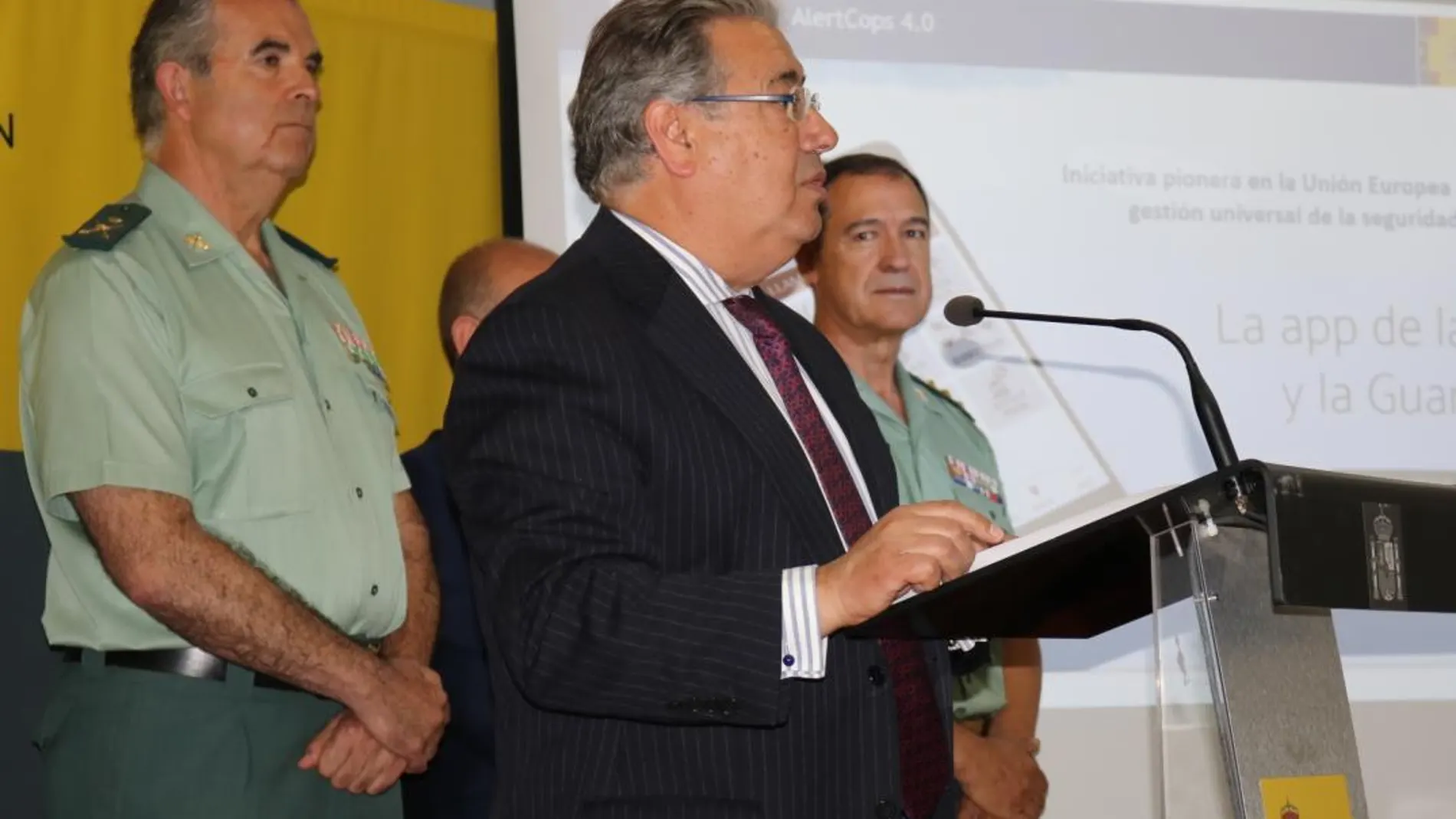 El ministro Zoido en la la comandancia de la Guardia Civil de Huelva