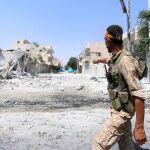 Un soldados opositor entre las ruinas de Manbij, en Alepo