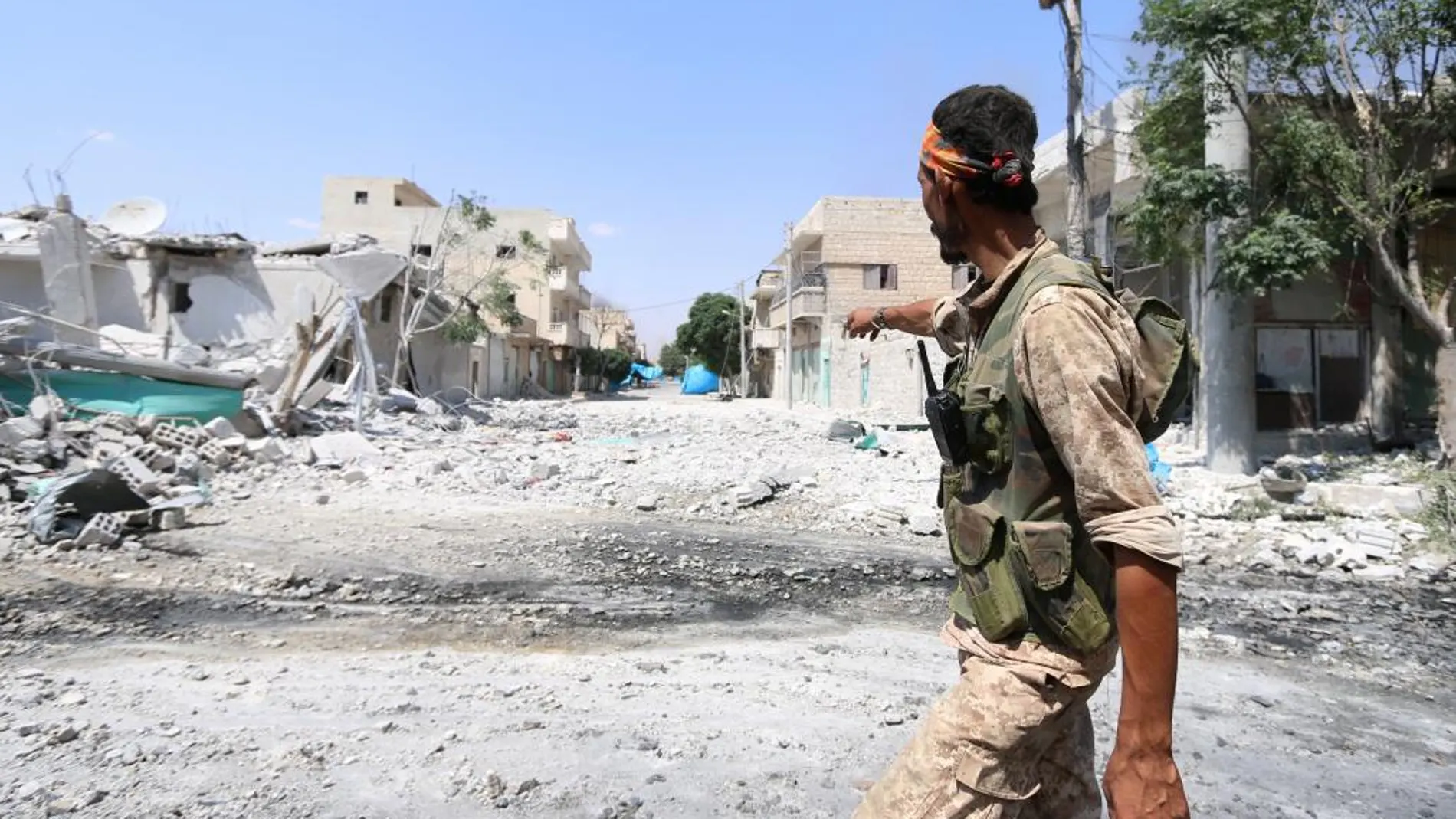 Un soldados opositor entre las ruinas de Manbij, en Alepo