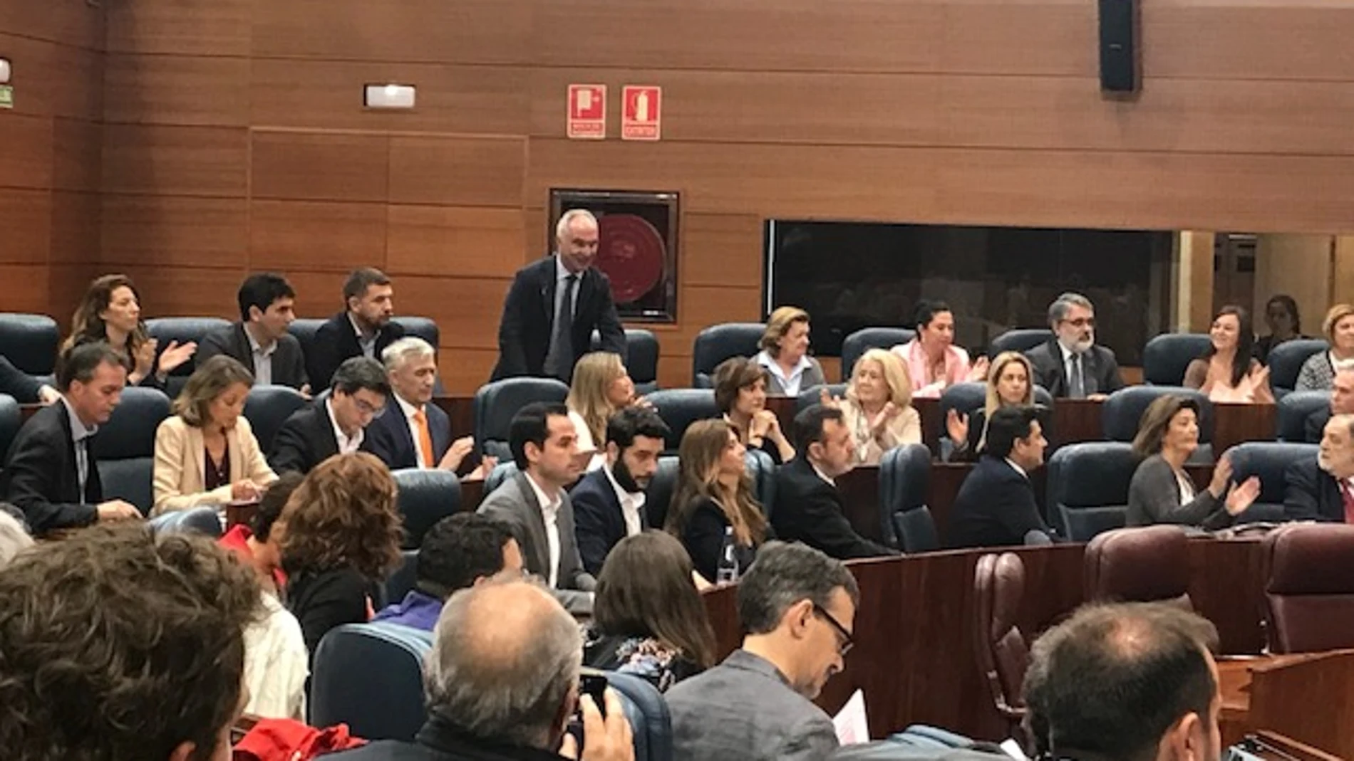 Momento en el que Federico Jiménez de Parga jura su cargo en la Asamblea de Madrid / R. Ruiz