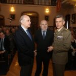 El exministro Jorge Fernández Díaz, el periodista y escritor, Fernando Martínez Laínez y el director de la Academia de Caballería, Santiago Aguado, durante la presentación de la novela