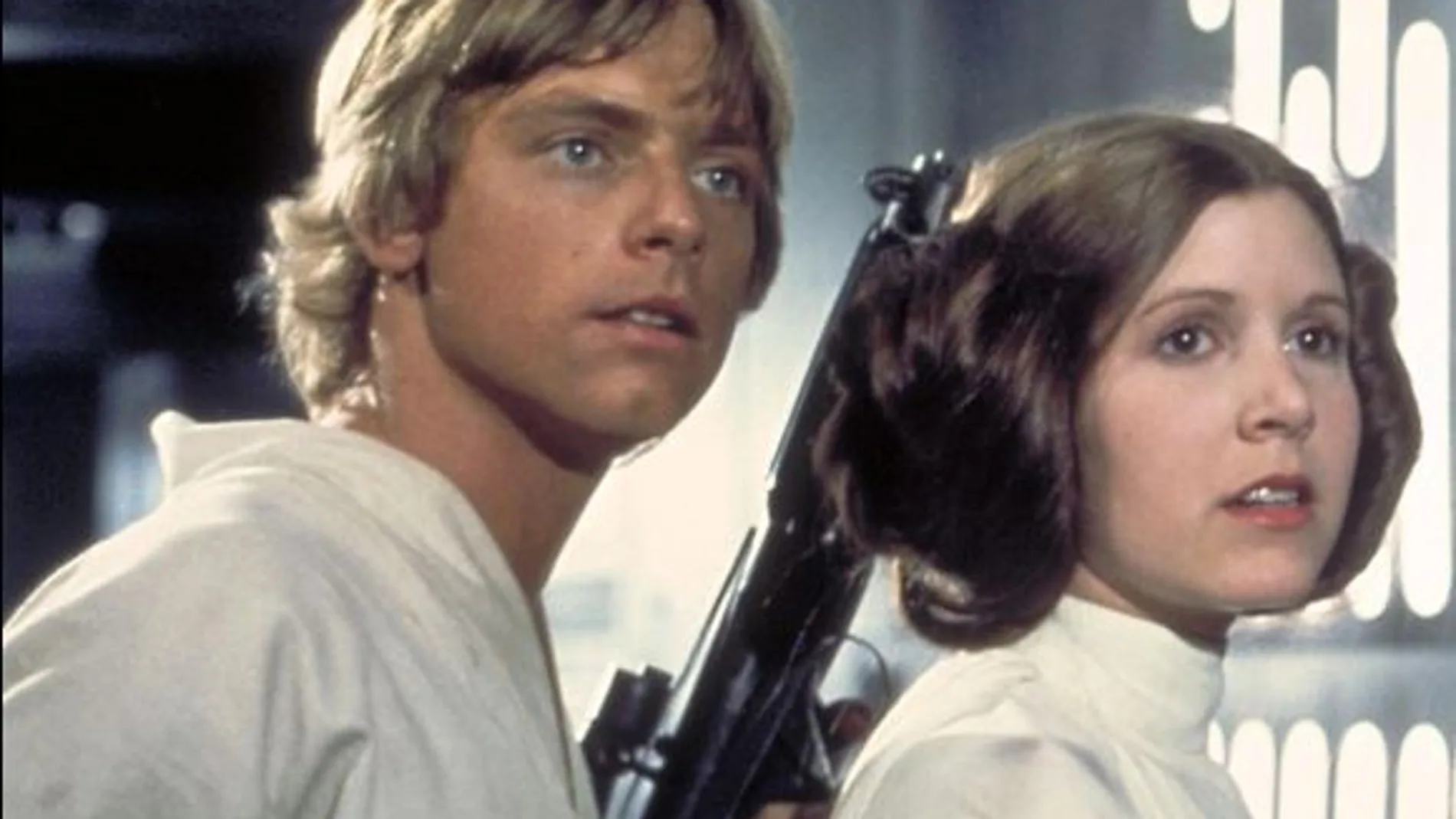 Mark Hamill, como Luke Skywalker, y Carrie Fisher, en el papel de princesa Leia, en una escena de la película "La Guerra de las Galaxias"