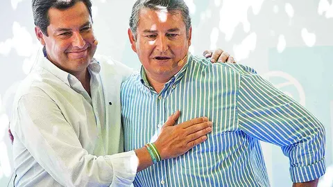 El presidente del PP andaluz, Juanma Moreno (i), junto al presidente del PP en Cádiz, Antonio Sánz.