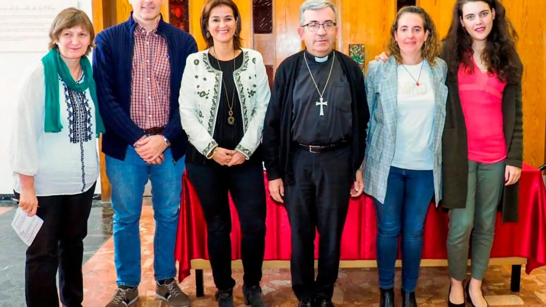 El obispo auxiliar de Valladolid, Luis Argüello, con los participantes de la jornada «Laicos, promesa de una Iglesia en salida» celebrada recientemente