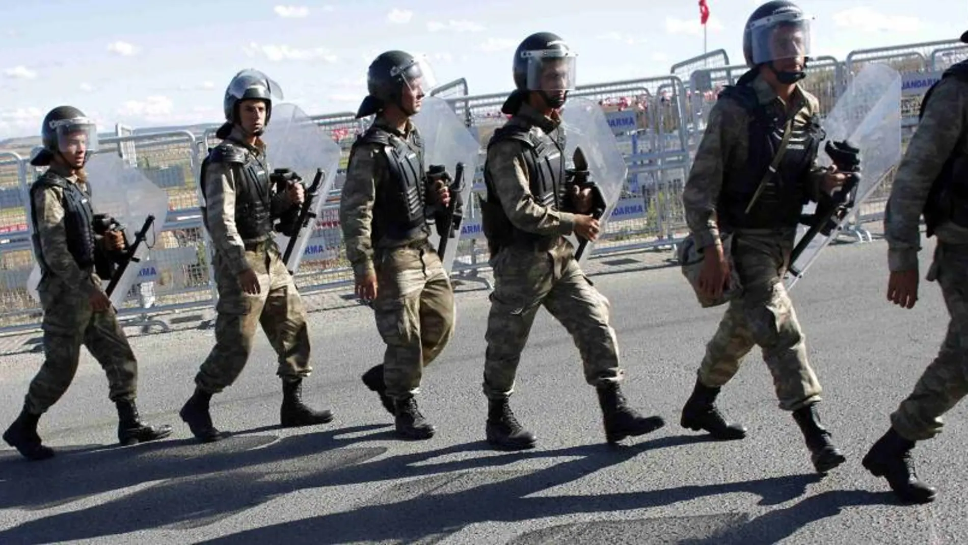 Soldados turcos, a las afueras del tribunal