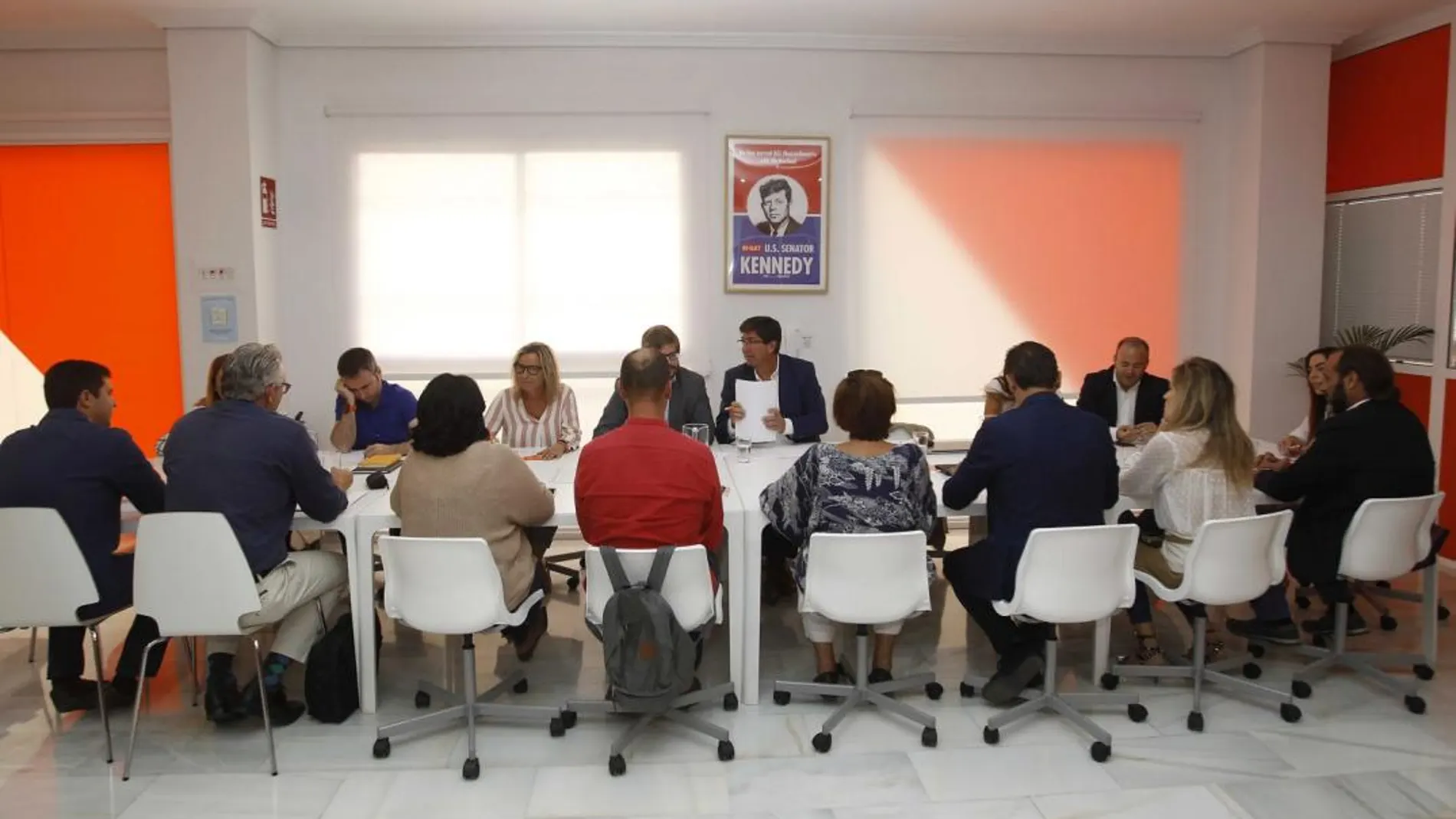 El líder de Ciudadanos en Andalucía, Juan Marín, con su equipo / Manuel Olmedo