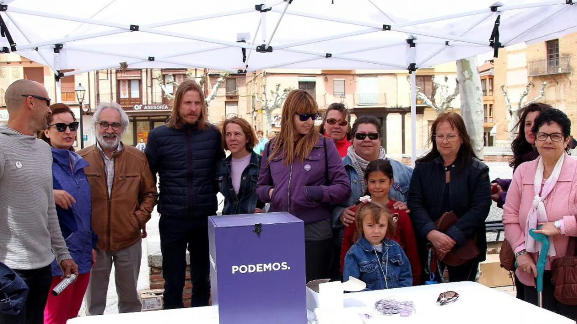 El secretario regional de Podemos, Pablo Fernández, presenta la campaña en Toro / J. L. Leal/Ical