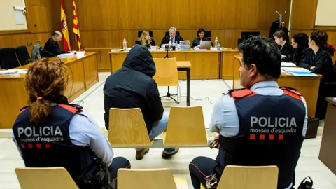 El procesado abordaba en la calle o en el portal de su casa a las víctimas, a las que violaba y robaba sus pertenencias, amenazándolas con objetos punzantes, destornilladores o cuchillos.