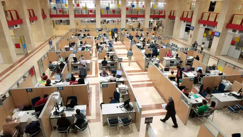 Quienes cobraron prestaciones de maternidad o paternidad en 2014 o 2015 pueden solicitar la devolución del IRPF desde el pasado diciembre. Foto: Efe