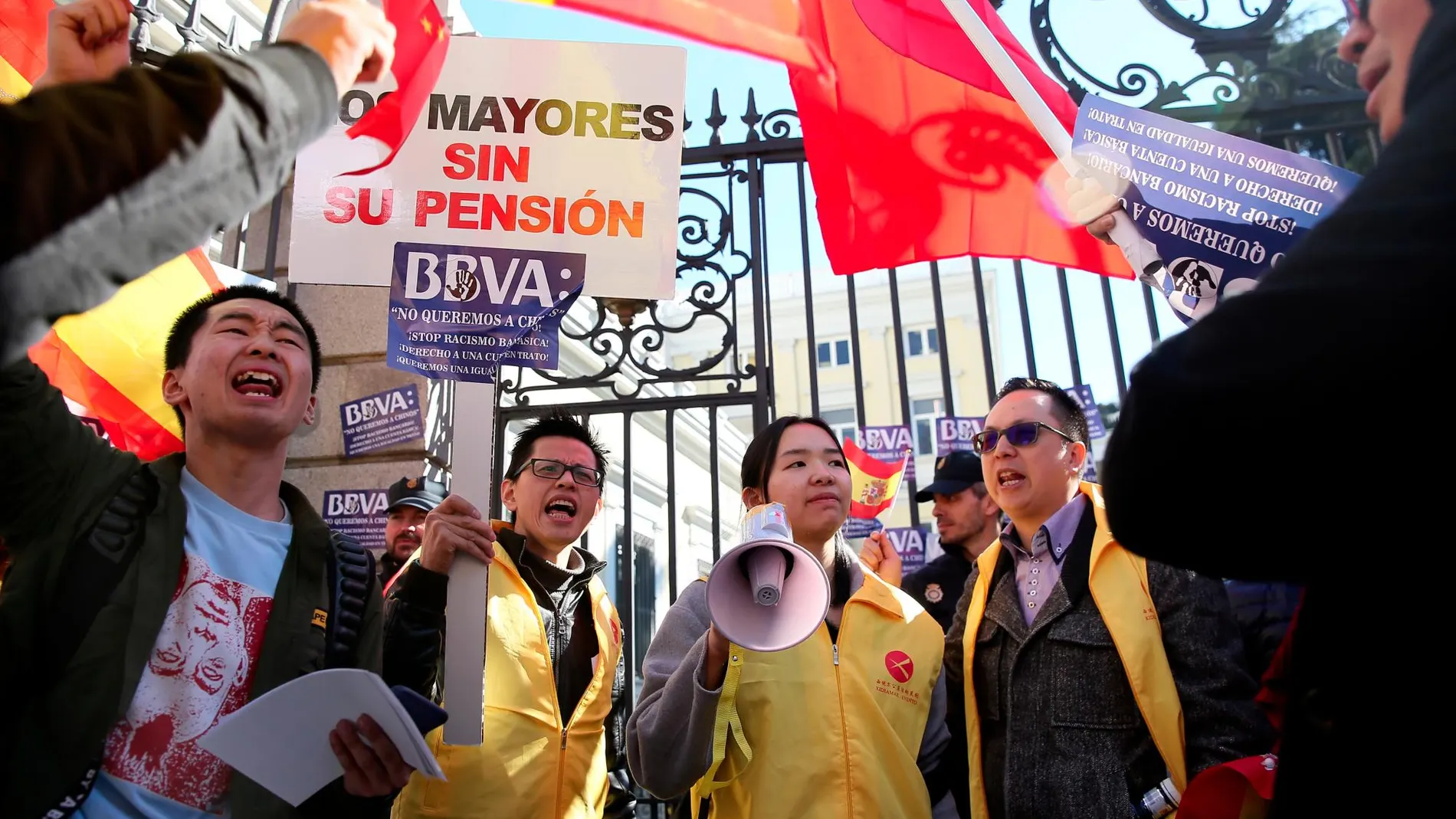 Manifestacion de la comunidad china de Madrid frente a la sede de la Fundación BBVA