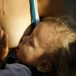 Prolongar la lactancia materna previene los jadeos o sibilancias en los recién nacidos y evita casos de asma
