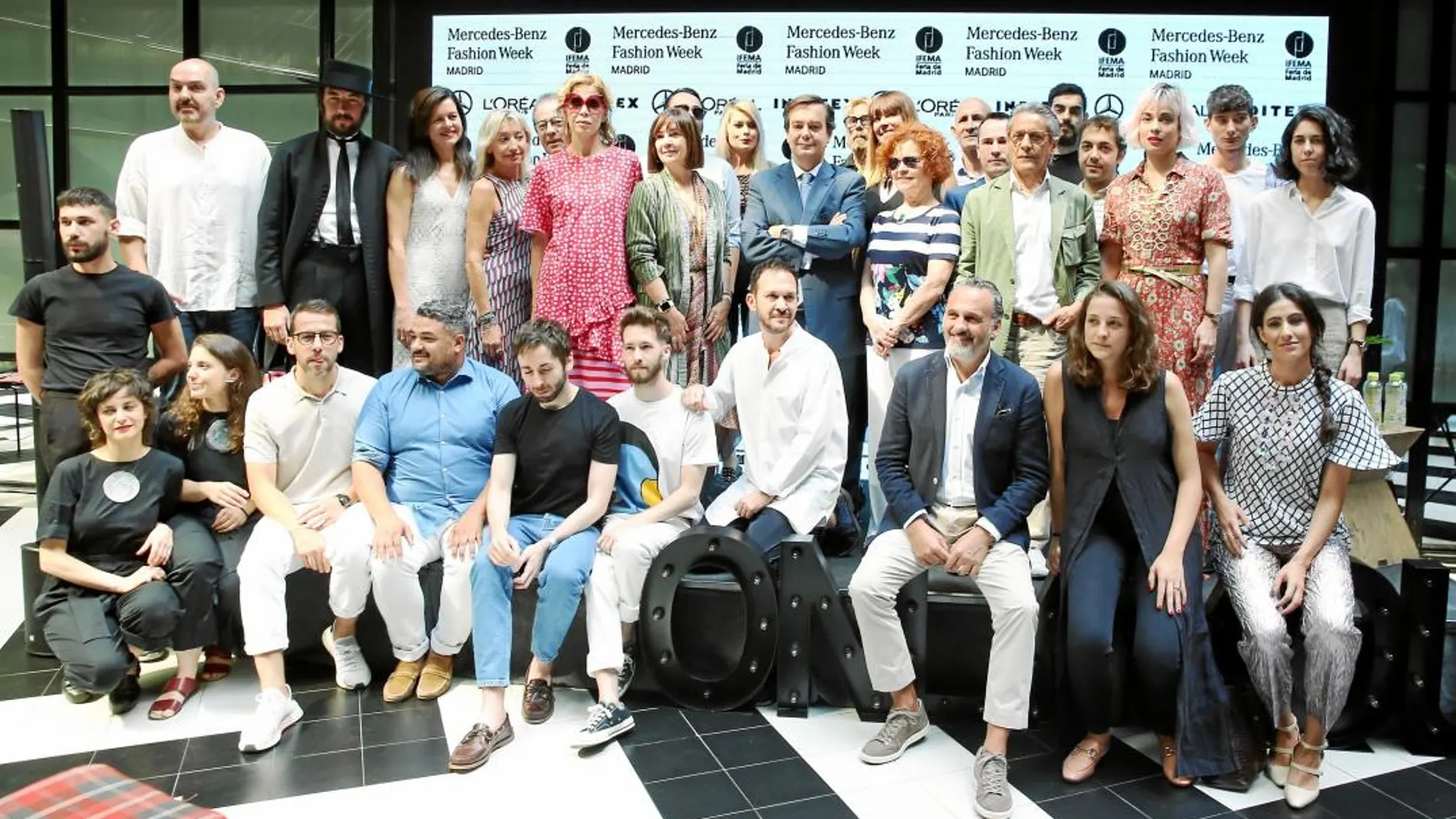 Algunos de los 47 diseñadores que participarán en la MBFW Madrid posaron ayer para la foto de familia en la presentación de la nueva edición de la pasarela