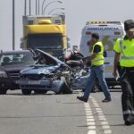 Accidente en el puente de José León de Carranza, en Cádiz, a colisionar dos turismos y que ha provocado que una grúa que transportaba un vehículo y que viajaba detrás se haya desviado para evitar el choque y haya caído al agua.