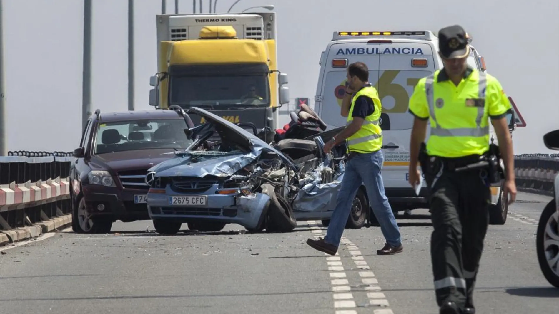 Accidente en el puente de José León de Carranza, en Cádiz, a colisionar dos turismos y que ha provocado que una grúa que transportaba un vehículo y que viajaba detrás se haya desviado para evitar el choque y haya caído al agua.