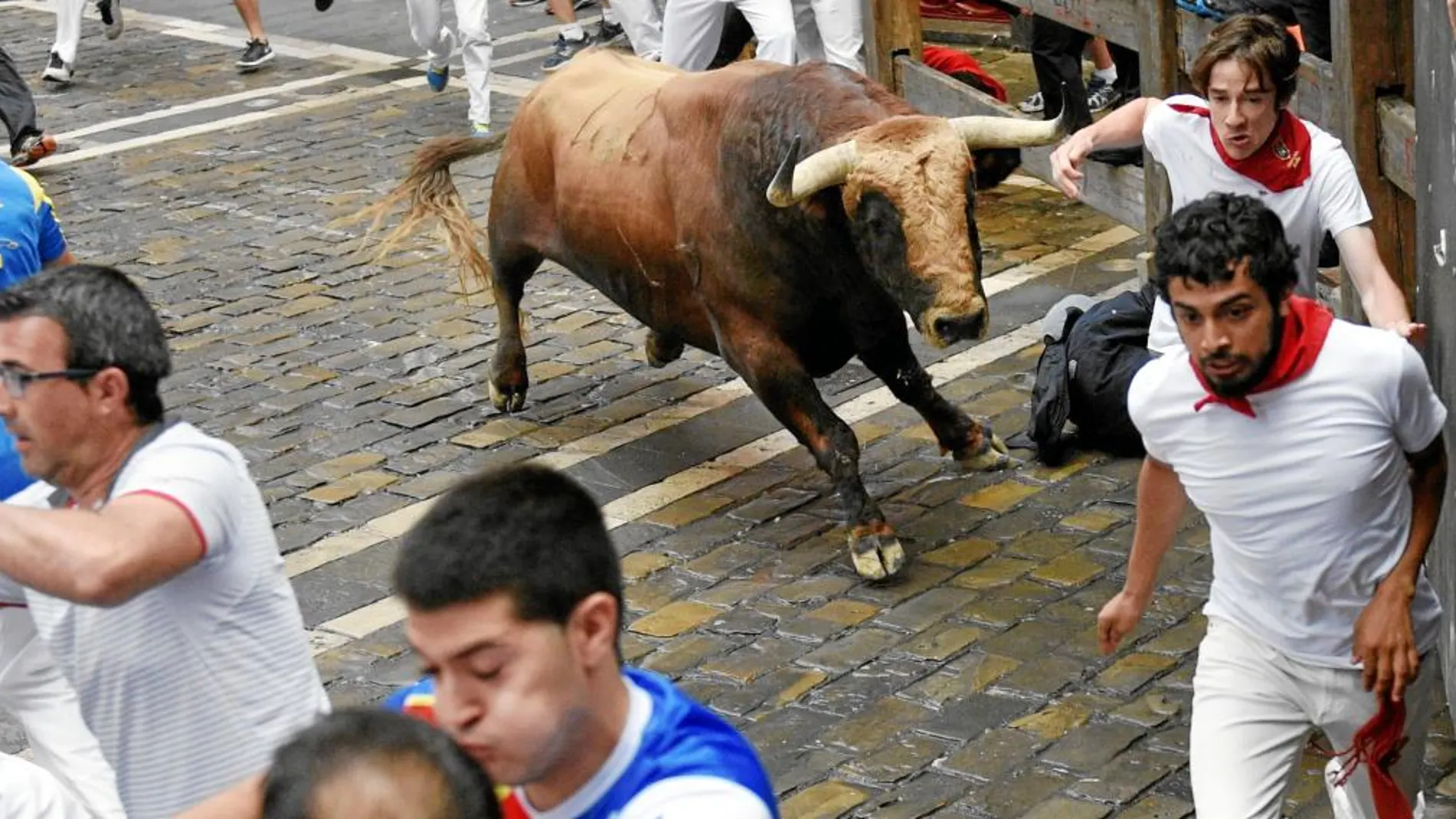 Los de El Puerto de San lorenzo protagonizaron un rápido encierro de 2.22 minutos. «Huracán», fue el toro que se soltó de la manada, produciendo los momentos de mayor peligro. Dos trasladados por contusiones.