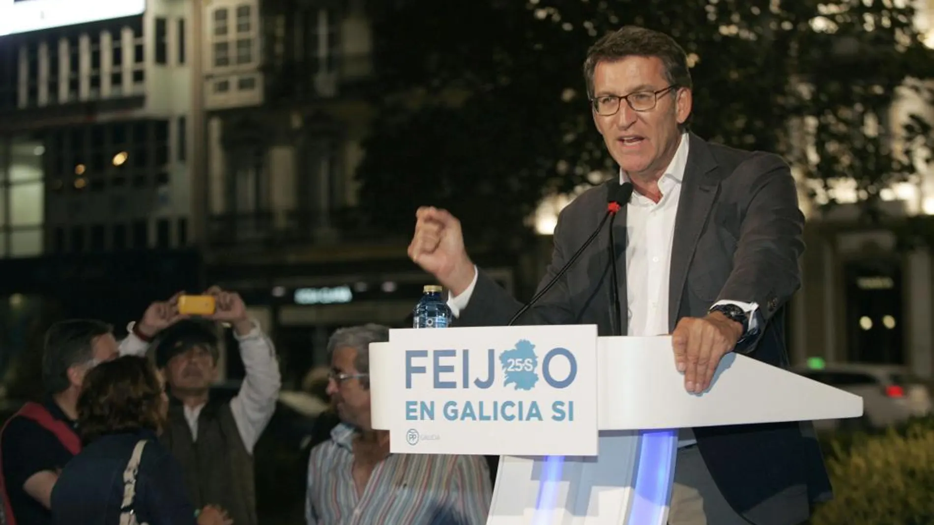 El candidato del PPdeG a la Presidencia de la Xunta, Alberto Núñez Feijóo, durante el inicio de campaña electoral que los populares celebran hoy en los jardines de Méndez Núñez de A Coruña.
