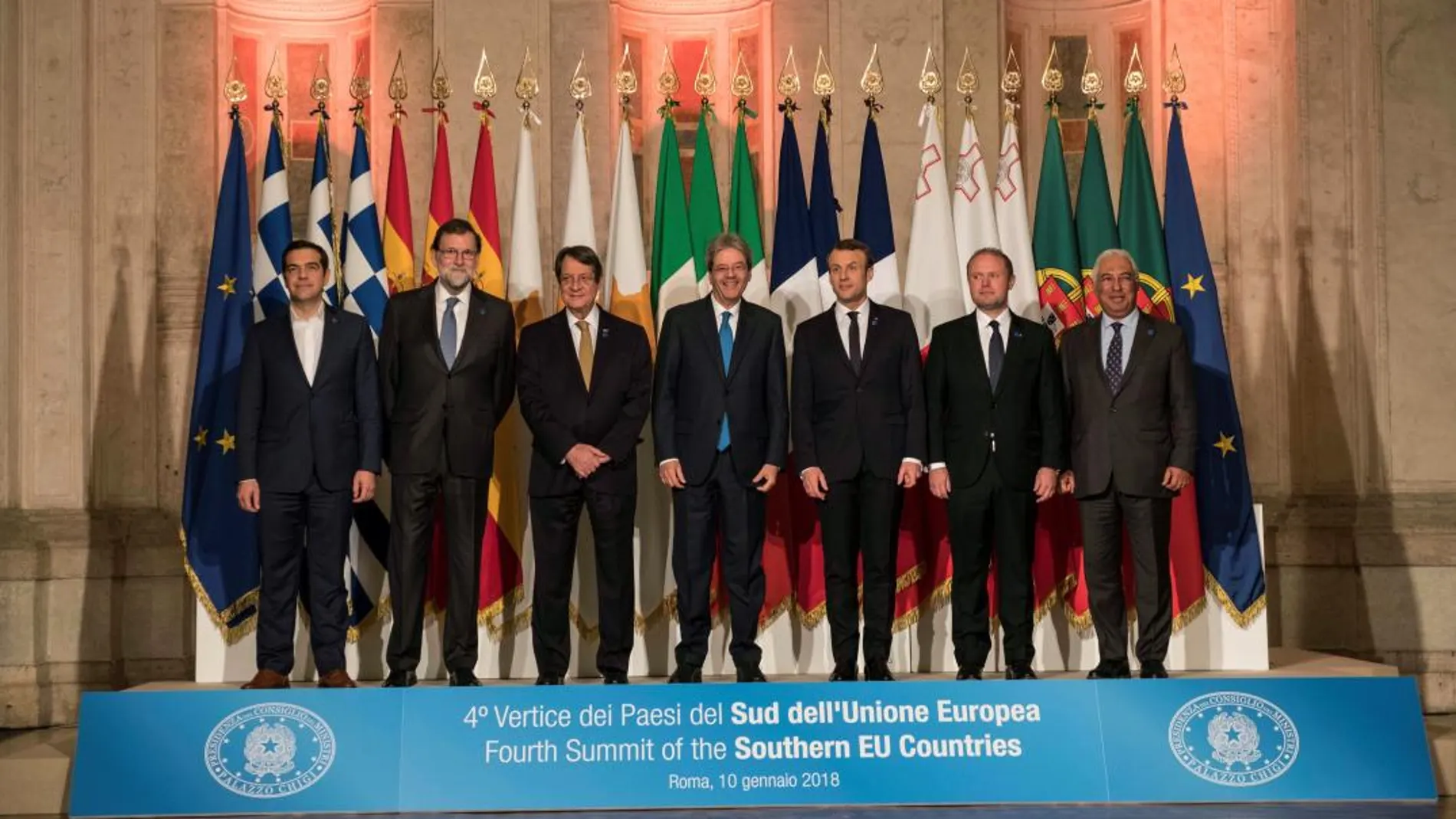 Foto de familia de Mariano Rajoy (2i), y el primer ministro italiano, Paolo Gentiloni (c), junto a los asistentes a la IV cumbre de países del sur de Europa. EFE/Antonello Nusca