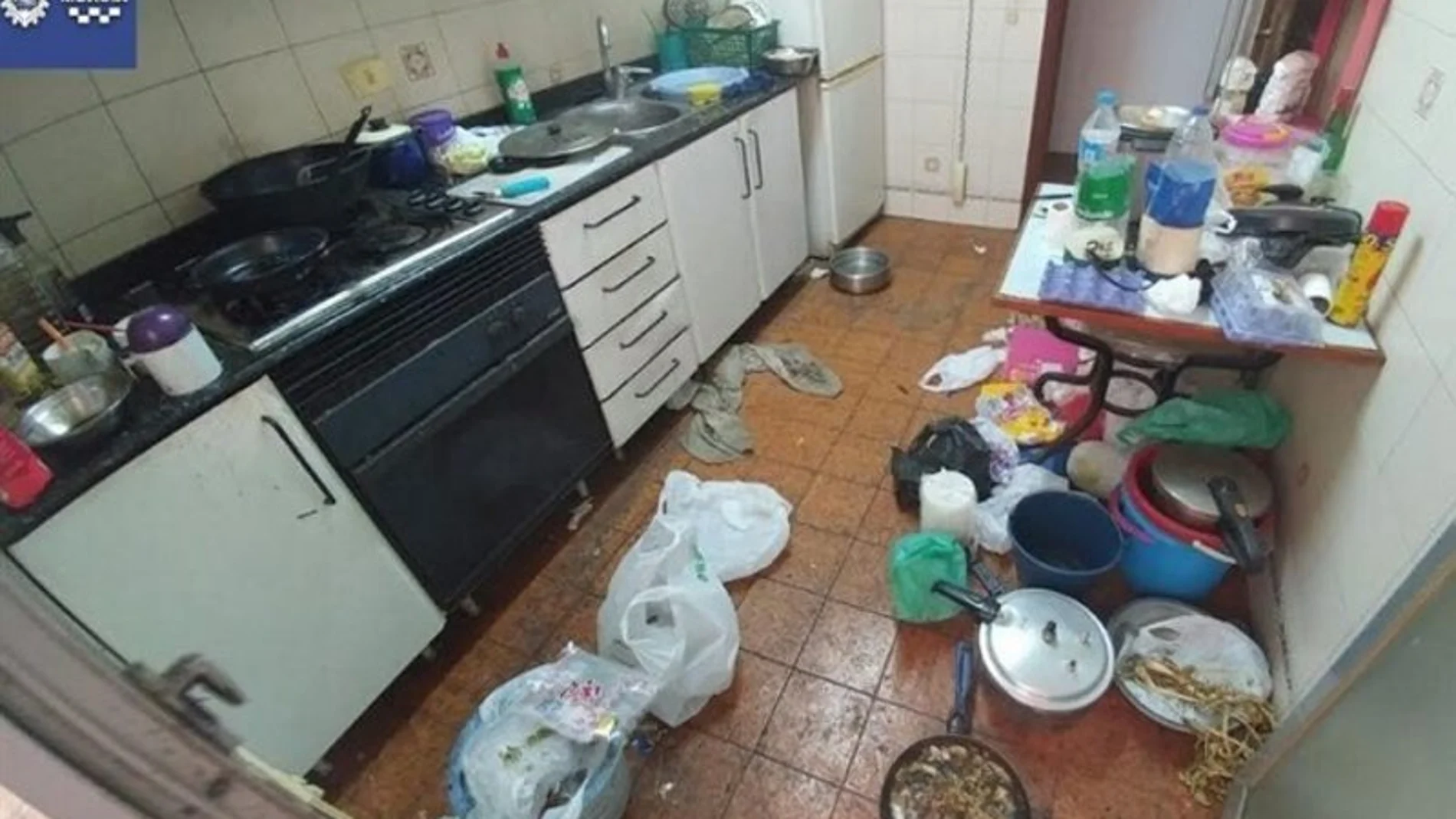 Los menores vivieron entre restos de basura, excrementos y podredumbre durante más de 20 días