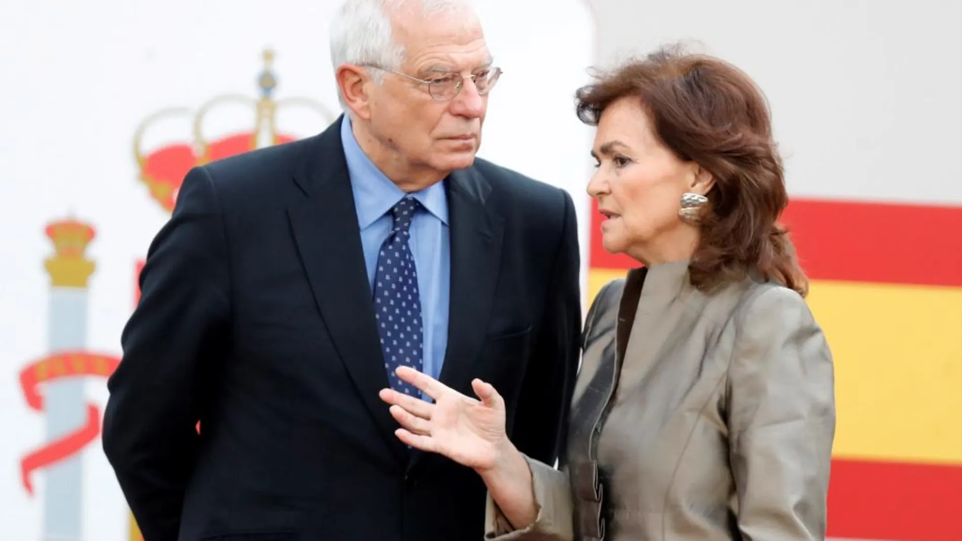 La vicepresidenta del Gobierno, Carmen Calvo y el ministro de Exteriores, Josep Borrell, conversan antes del inicio del desfile militar. EFE/JuanJo Martín