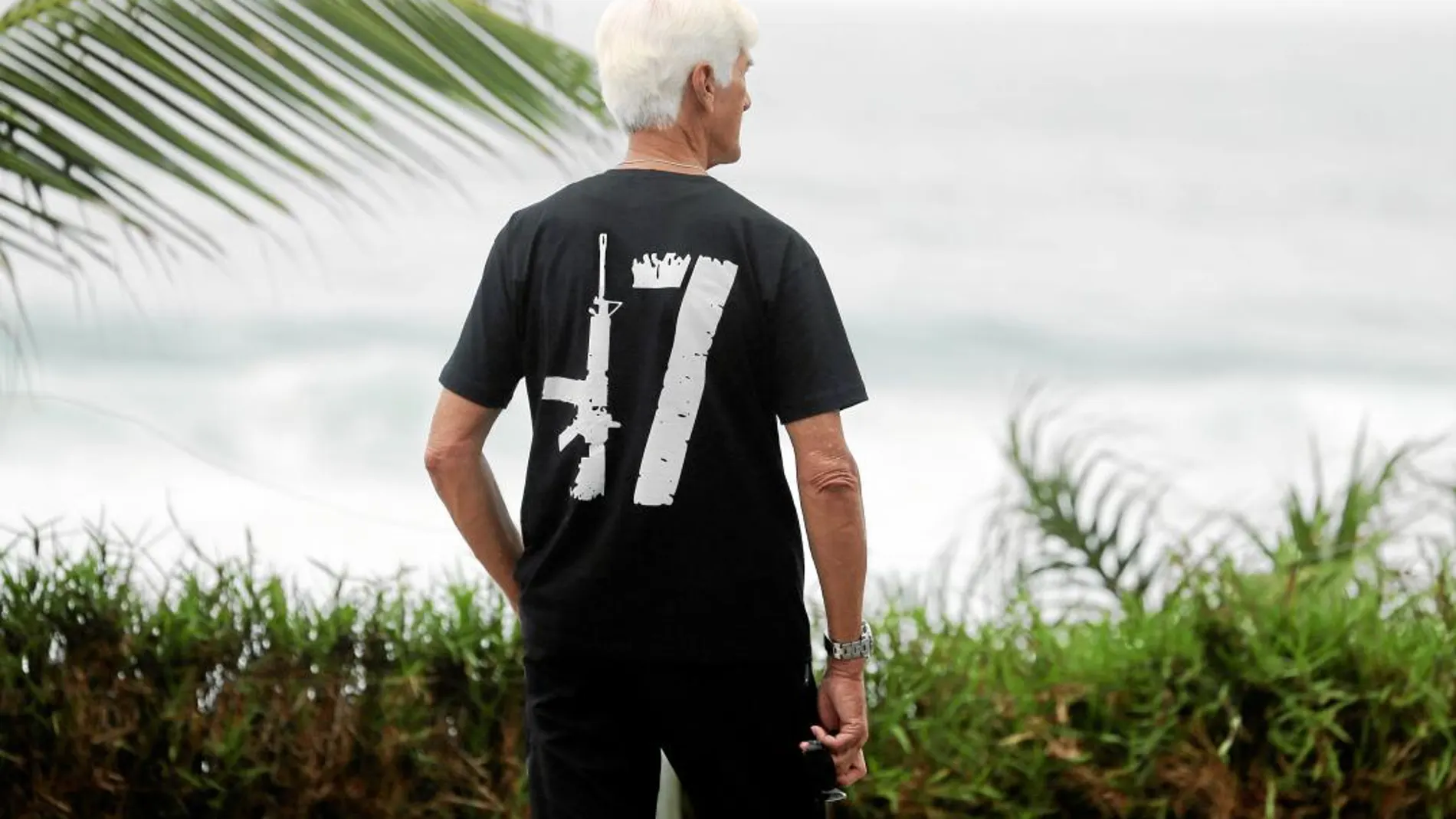 En las inmediaciones de Barra da Tijuca, un barrio de Río de Janeiro, un seguidor de Jair Bolsonaro luce una camiseta con el símbolo de un arma y el número 17, que hace referencia al número asignado a su partido (PSL) en las máquinas de votación