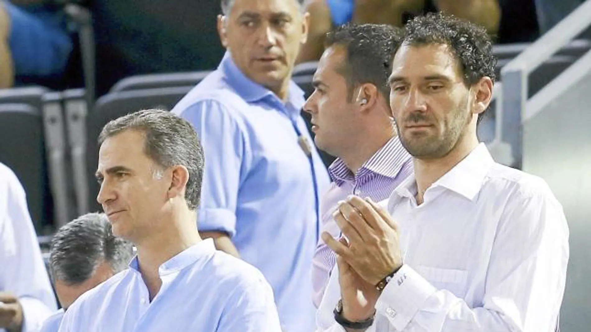 El Rey, junto a Jorge Garbajosa, presidente de la federación española de baloncesto, ayer durante el partido de España contra Venezuela