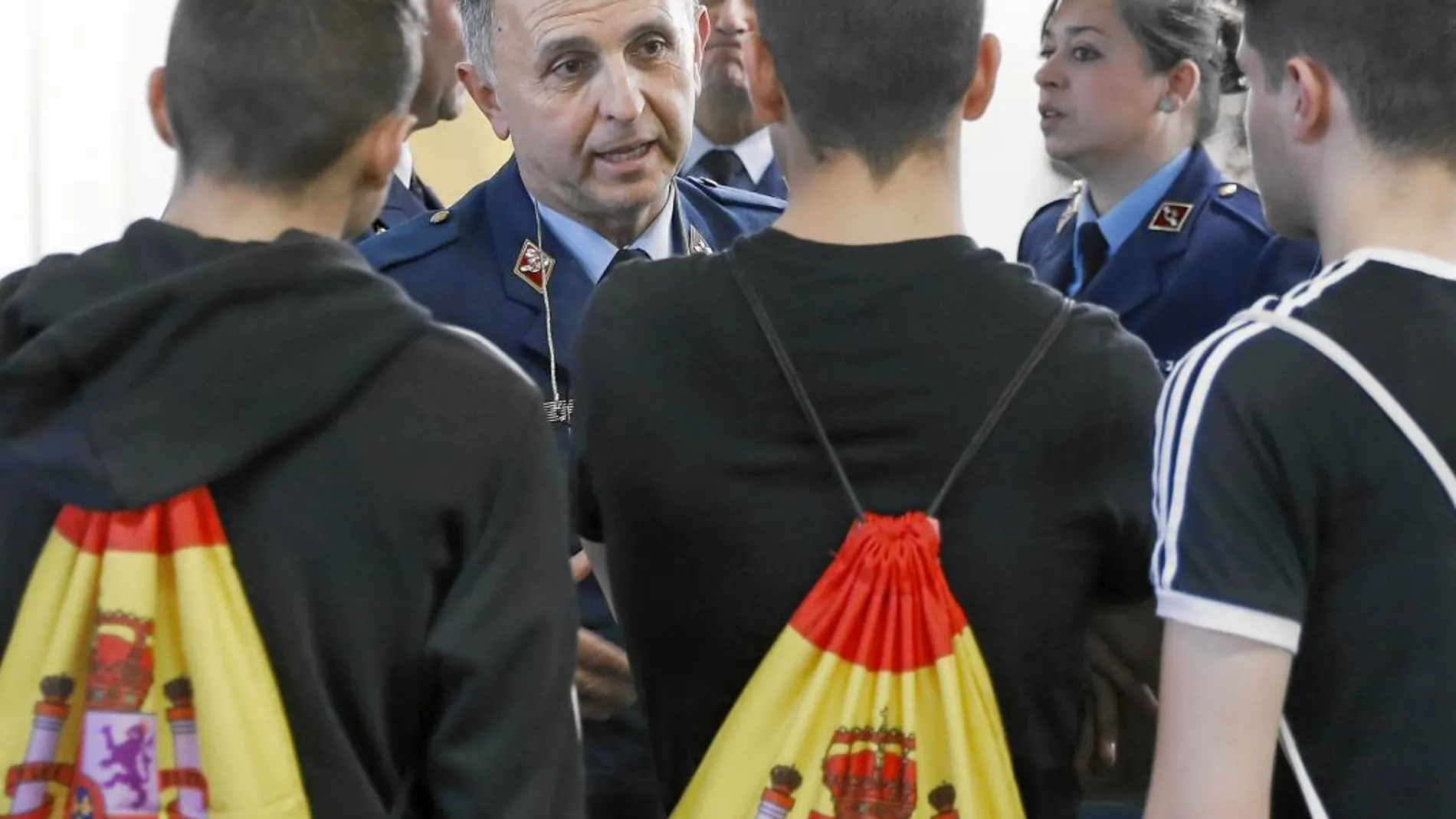 Protestas contra el Ejército en el Salón de la Enseñanza