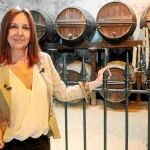 María Dueñas, en la bodega de González-Byass en Jerez donde está ambientada parte de la novela. Foto: Luis Serrano