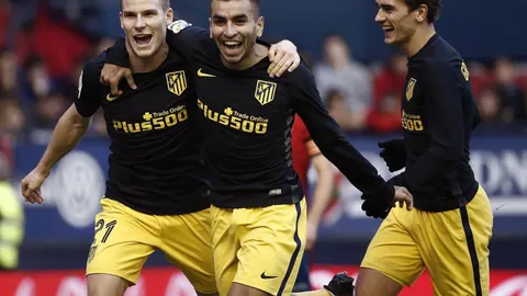 Kevin Gameiro (i) celebra con Correa y Griezmann el gol marcado ante el Osasuna.
