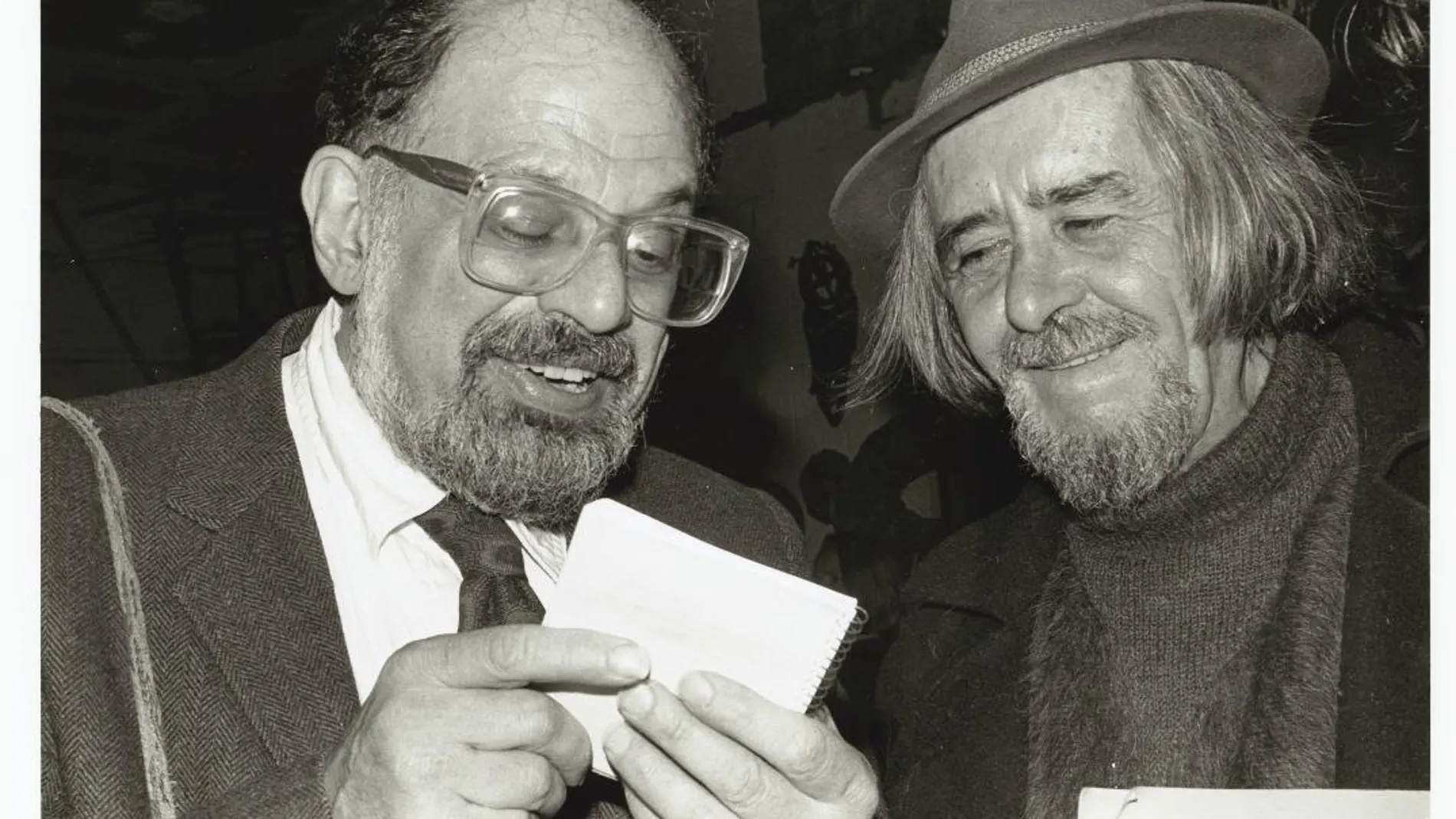 Los poetas Allen Ginsberg y Carlos Edmundo de Ory comparten poema y sonrisas en Nueva York
