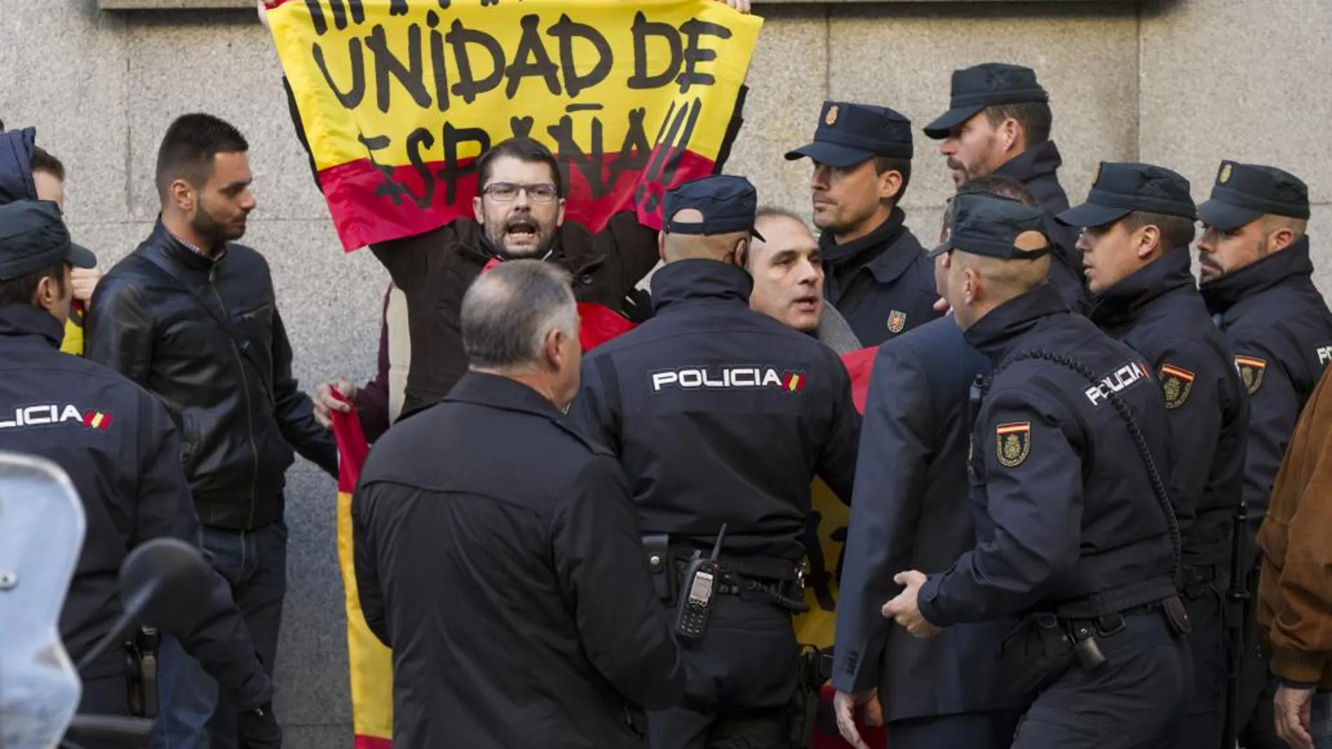 Varias personas se han manifestado con banderas de España en la puerta del Supremo /A.R. Roldán
