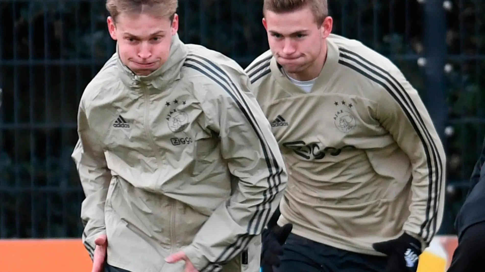 Frenkie de Jong y Matthijs de Ligt durante un entrenamiento la semana pasada