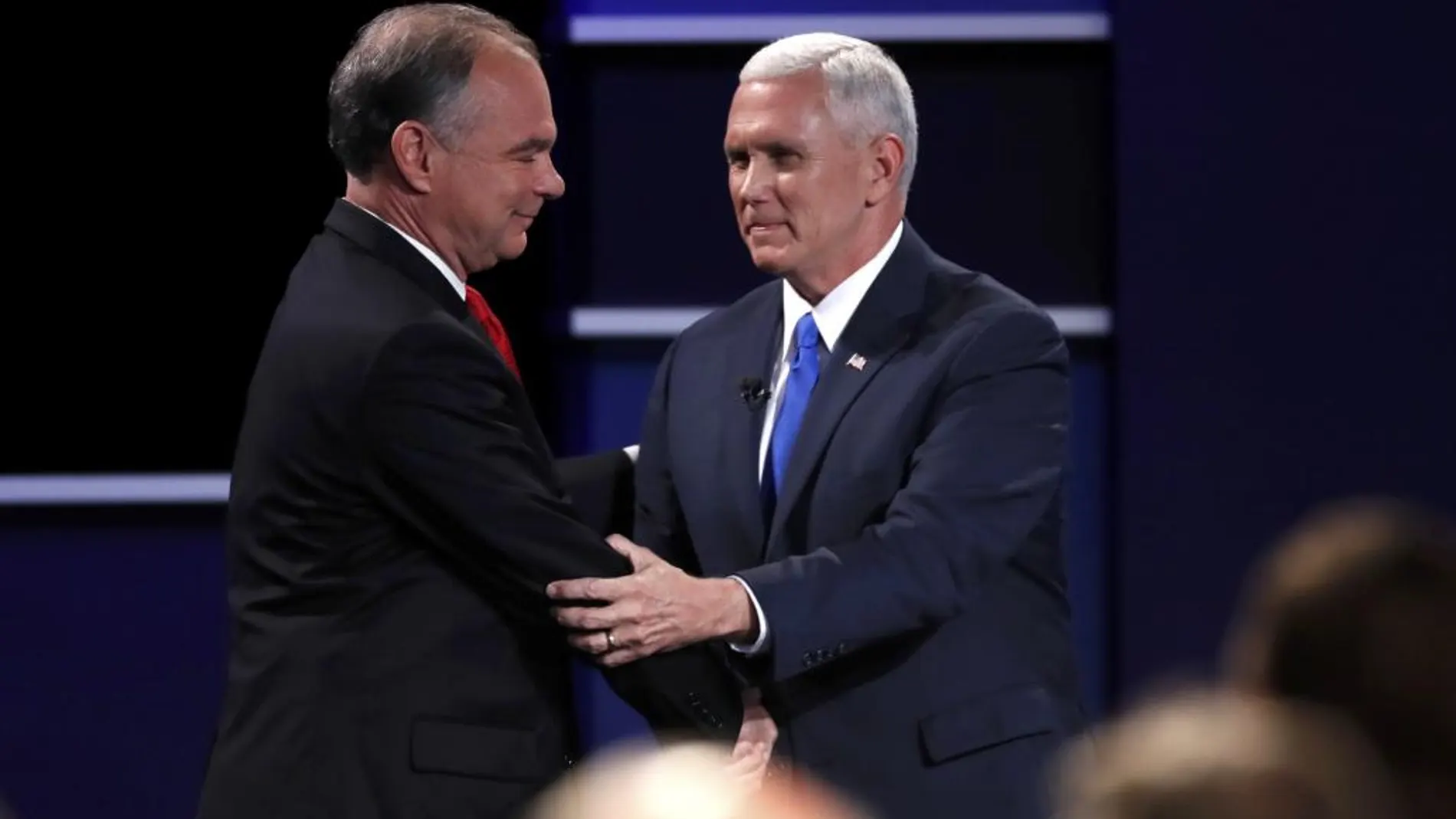 Los candidatos a vice presidente, el demócrata Tim Kaine y el republicano, Mike Pence, se saludan tras finalizar el debate